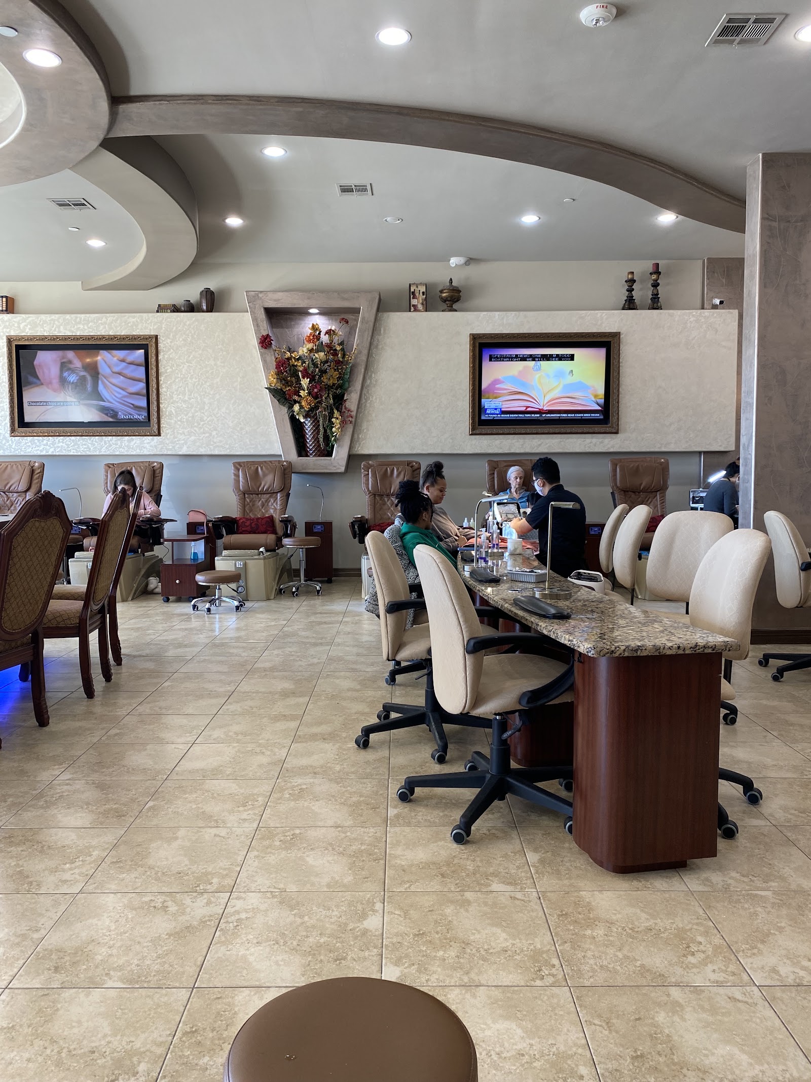 Luxe Nail Salon nail photo 4